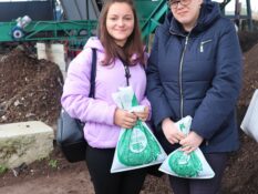 Мешканці Львова мають право безкоштовно взяти два пакети компосту для домашніх потреб